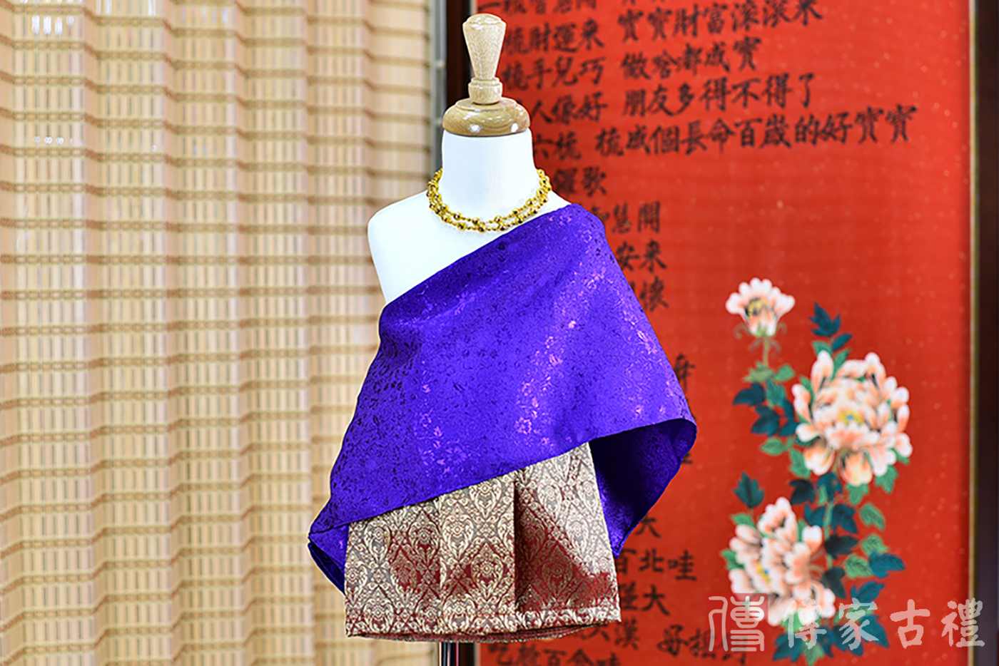 2024-02-23小孩皇室泰服古裝禮服。深紫色的紋路披肩上衣搭配金色金紋路裙裝的泰式古裝禮服。照片集