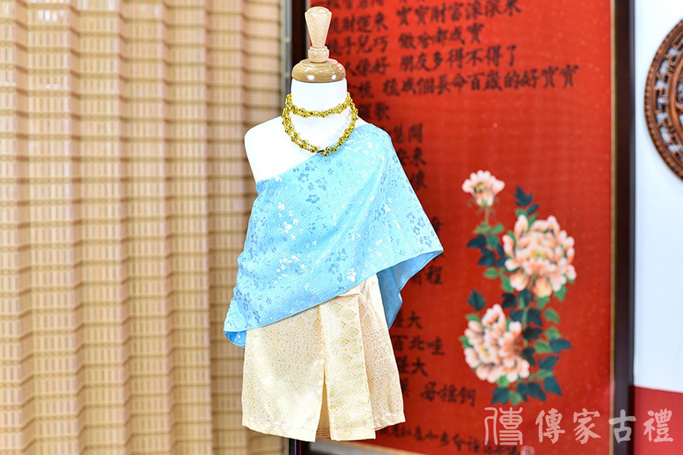 2024-02-23小孩皇室泰服古裝禮服。淺藍色的紋路披肩上衣搭配金色泰國圖案紋路裙裝的泰式古裝禮服。照片集