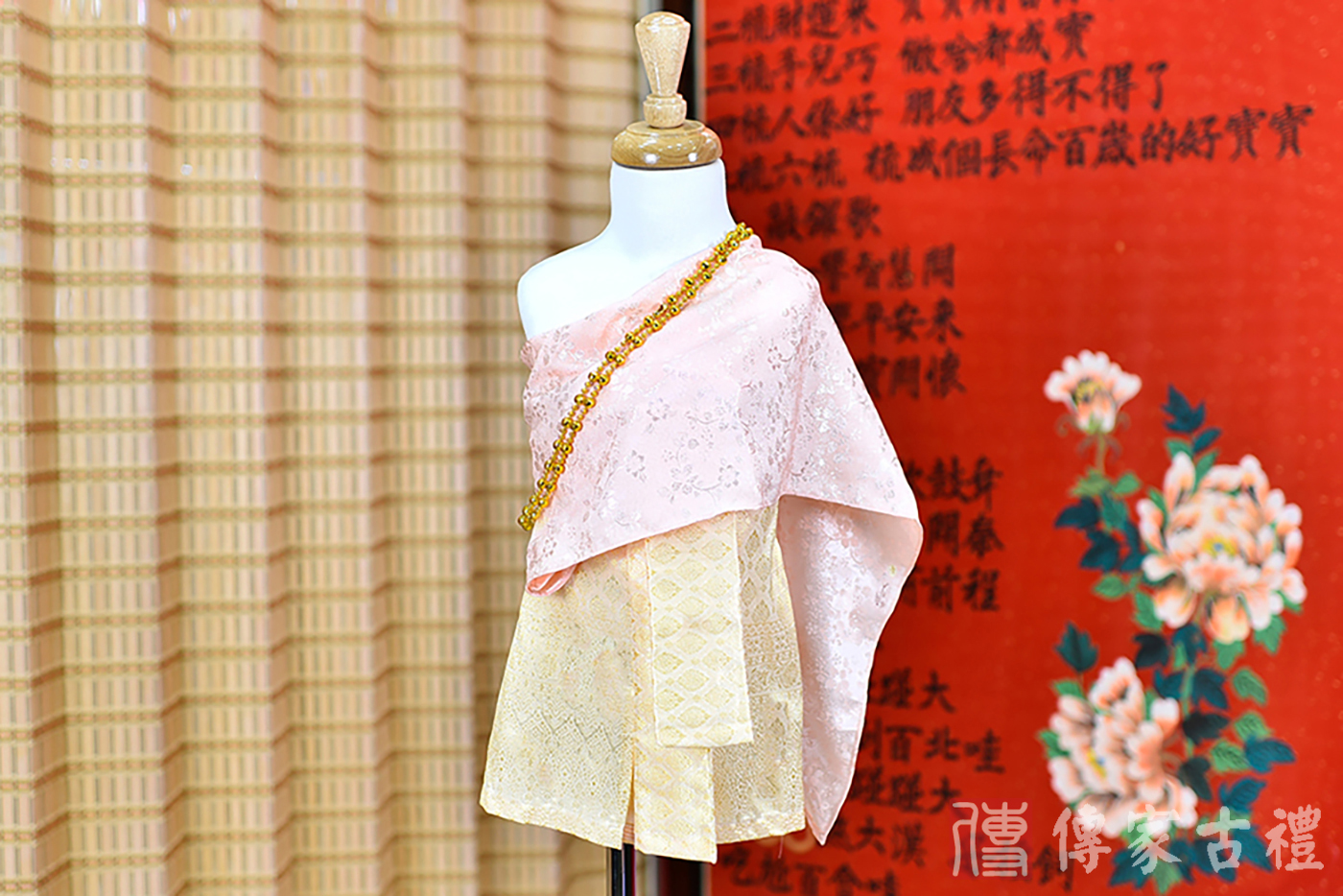 2024-02-23小孩皇室泰服古裝禮服。淺粉色的紋路披肩上衣搭配金色泰國圖案紋路裙裝的泰式古裝禮服。照片集