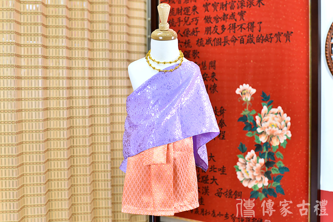 2024-02-23小孩皇室泰服古裝禮服。淺紫色的紋路披肩上衣搭配橘色格狀裙裝的泰式古裝禮服。照片集