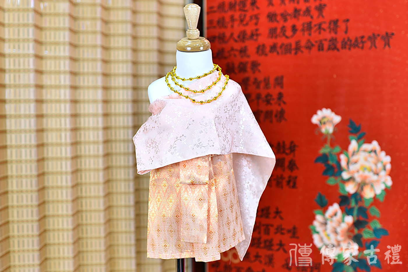 2024-02-23小孩皇室泰服古裝禮服。淺粉色的紋路綢緞上衣搭配橘色泰國圖案裙裝的泰式古裝禮服。照片集
