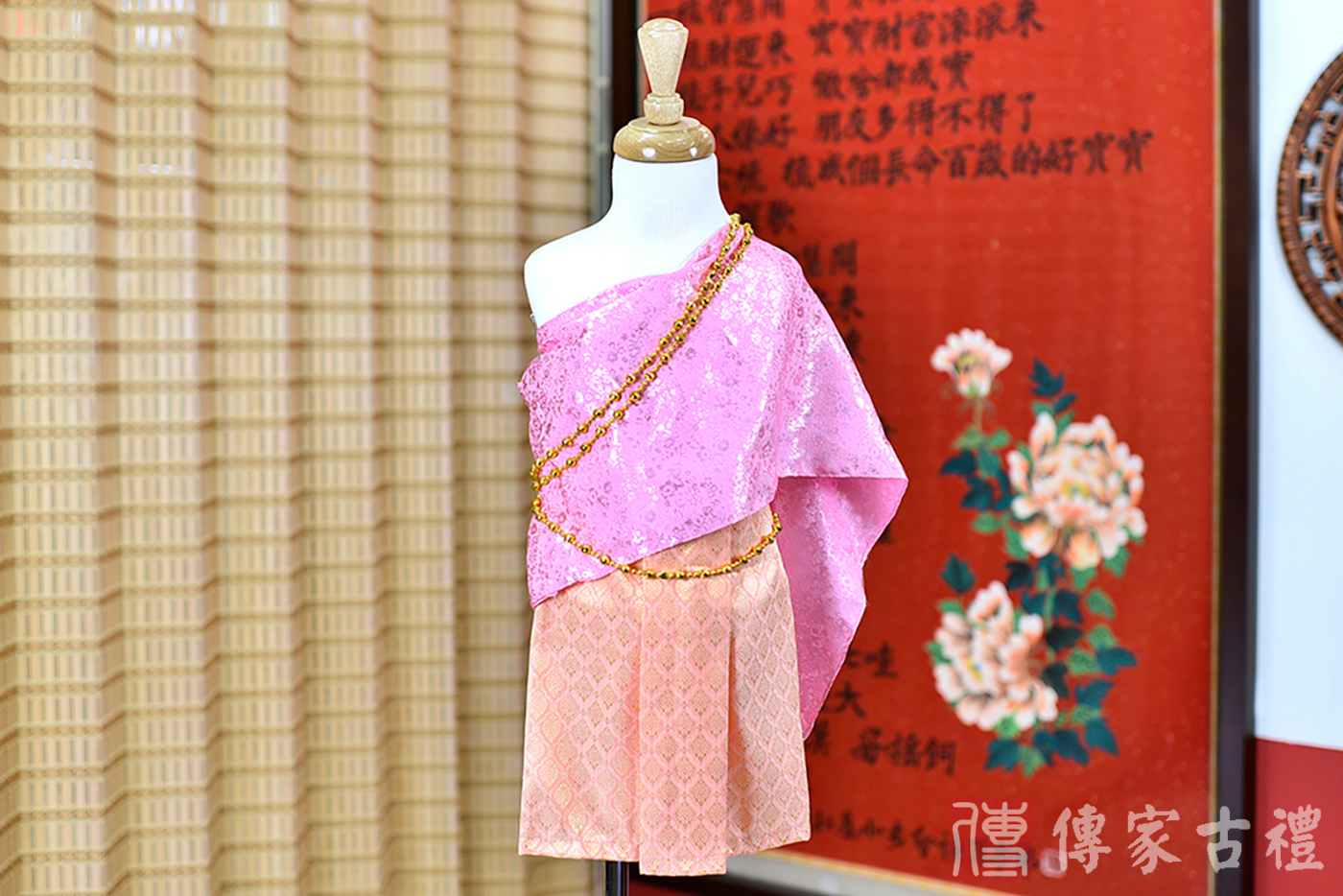 2024-02-23小孩皇室泰服古裝禮服。淺紫色的紋路披肩上衣搭配橘色紋路格狀裙裝的泰式古裝禮服。照片集