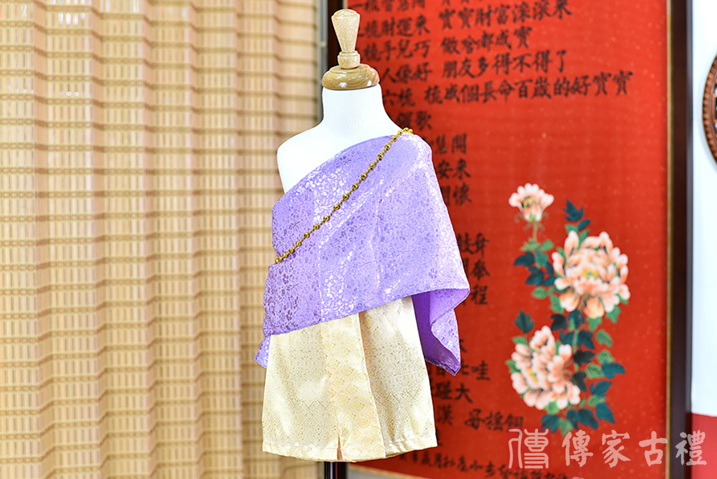 2024-02-23小孩皇室泰服古裝禮服。淺紫色的紋路披肩上衣搭配金色裙裝的泰式古裝禮服。照片集