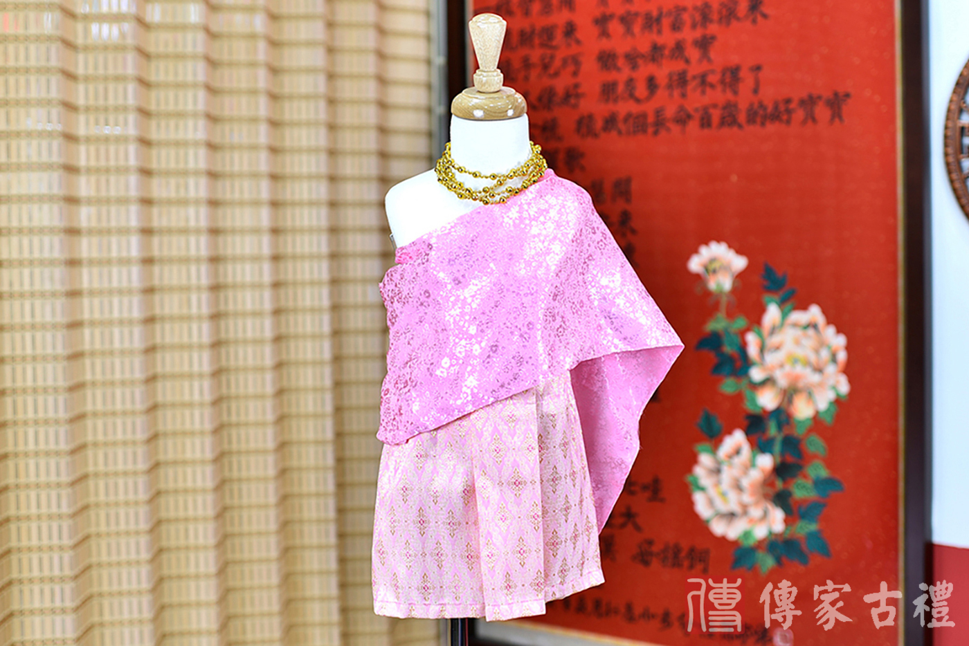 2024-02-23小孩皇室泰服古裝禮服。淺粉紫色的紋路披肩上衣搭配粉色泰國圖案裙裝的泰式古裝禮服。照片集