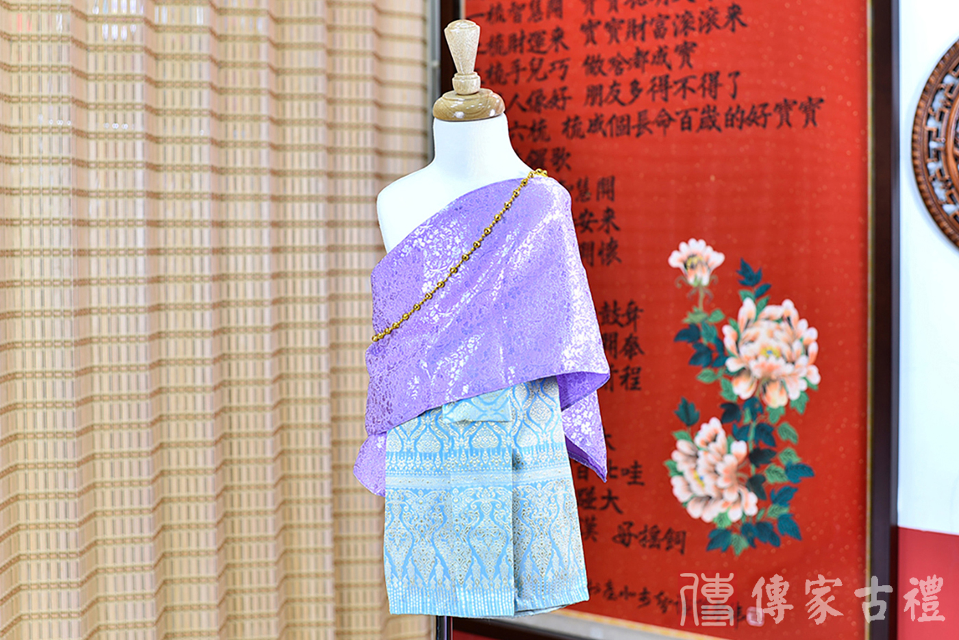 2024-02-23小孩皇室泰服古裝禮服。淺紫色的紋路披肩上衣搭配藍色泰國圖案裙裝的泰式古裝禮服。照片集