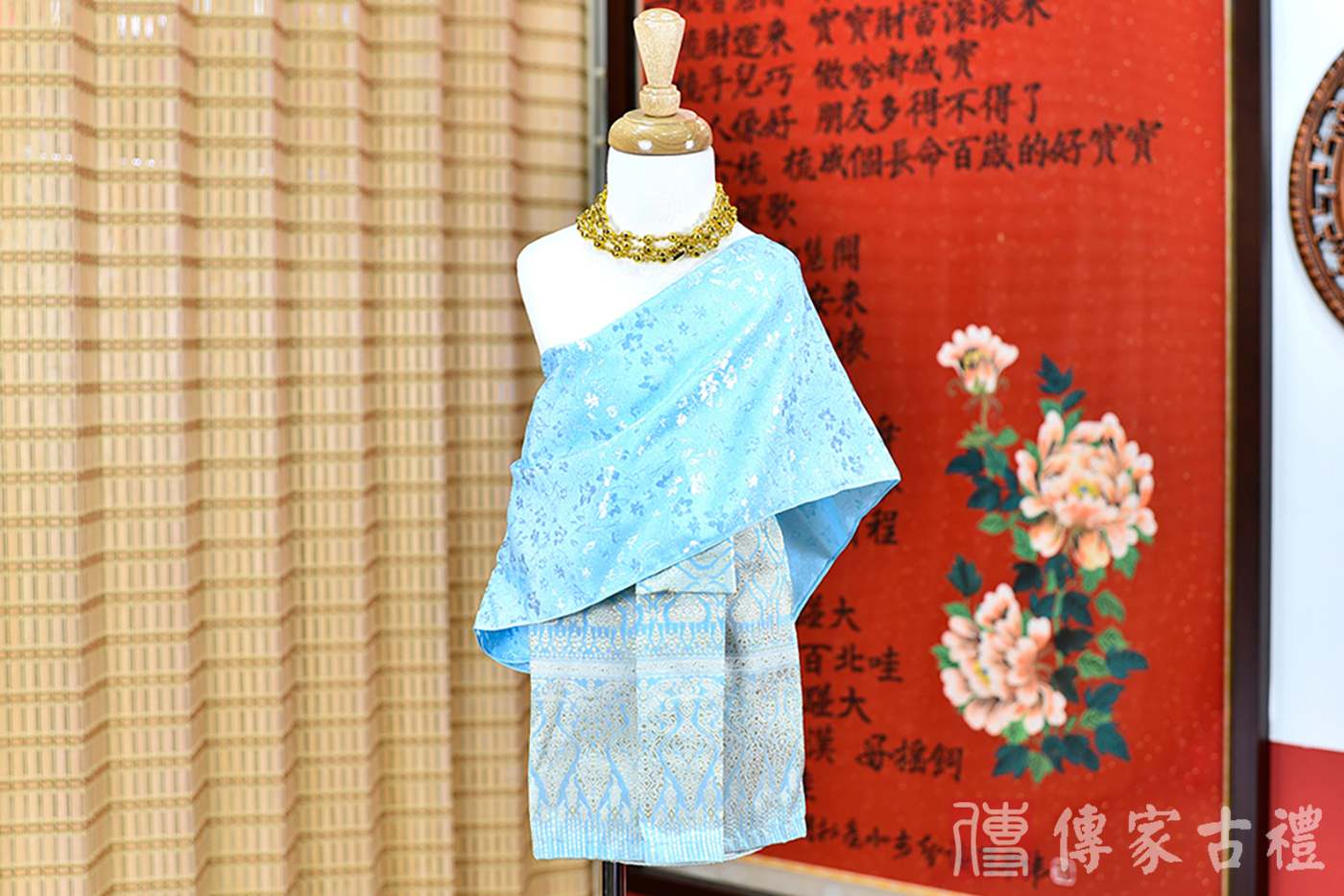 2024-02-23小孩皇室泰服古裝禮服。淺藍色的紋路上衣搭配藍色泰國圖案裙裝的泰式古裝禮服。照片集