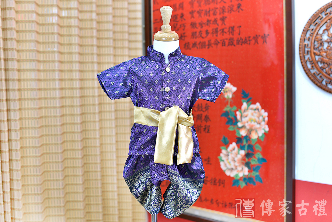 2024-02-23小孩皇室泰服古裝禮服。璀璨紫羅蘭色絲綢與精緻藍色泰絲的上衣搭配金色絲帶的泰式古裝禮服。照片集