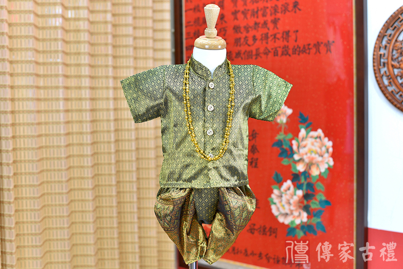 2024-02-23小孩皇室泰服古裝禮服。典雅橄欖綠色絲綢與繁複金色泰絲的上衣搭配華貴金飾的泰式古裝禮服。照片集
