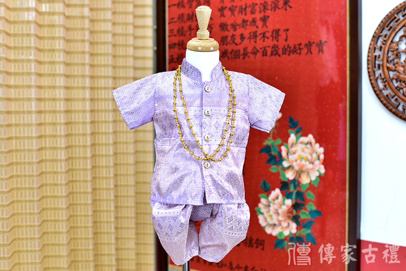 2024-02-23小孩皇室泰服古裝禮服。柔和薰衣草紫色蕾絲與細緻泰絲的上衣搭配金色珠鍊的泰式古裝禮服。照片集