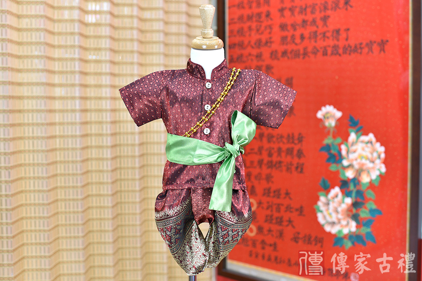 2024-02-23小孩皇室泰服古裝禮服。濃郁波爾多紅泰絲與春綠色絲帶襯托褲裝的泰式古裝禮服。照片集