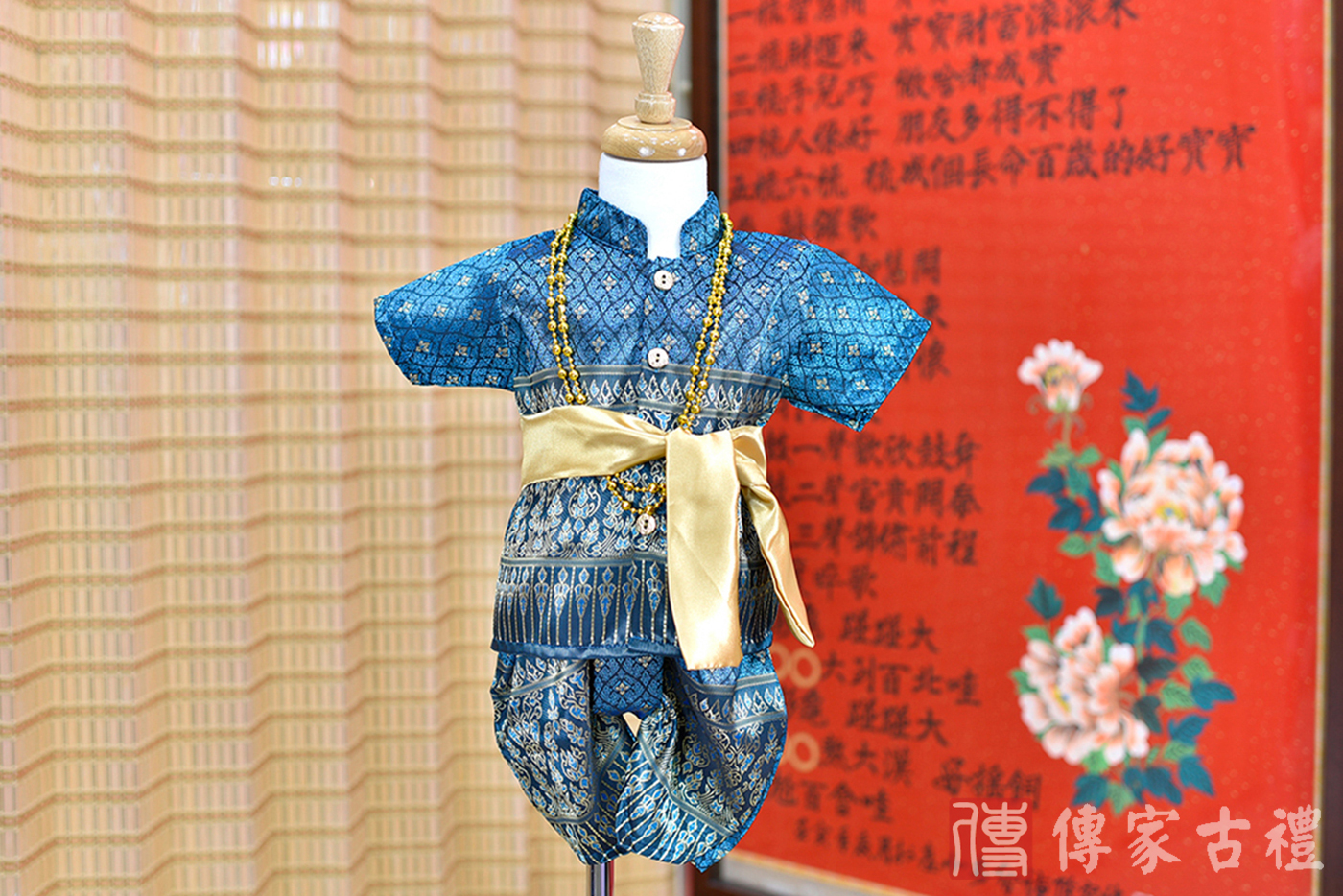 2024-02-23小孩皇室泰服古裝禮服。經典宮廷藍泰絲與金色綢帶融合褲裝的泰式古裝禮服。照片集