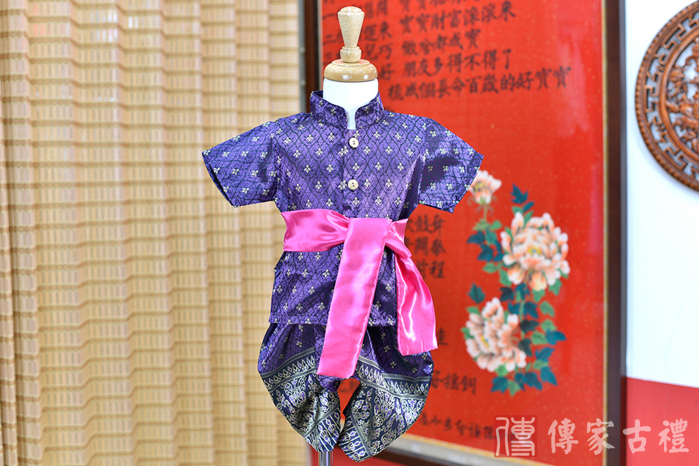 2024-02-23小孩皇室泰服古裝禮服。璀璨紫色織錦的上衣搭配優雅黑藍紋飾褲裝的泰式古裝禮服。照片集