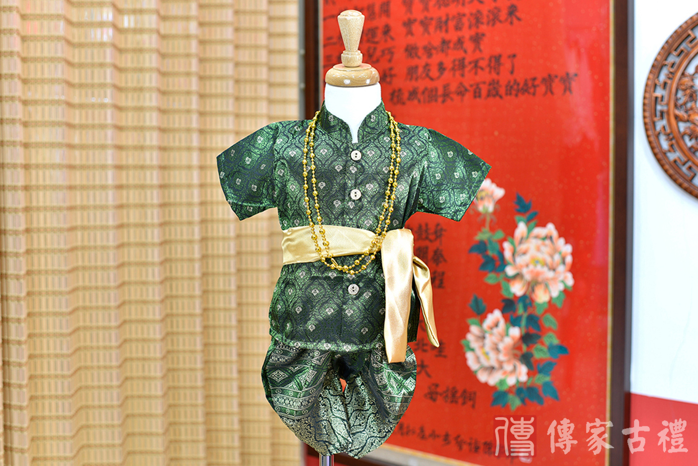 2024-02-24小孩皇室泰服古裝禮服。深綠色帶泰國傳統圖騰織紋的上衣搭配相同圖騰的褲裝的泰式古裝禮服。照片集