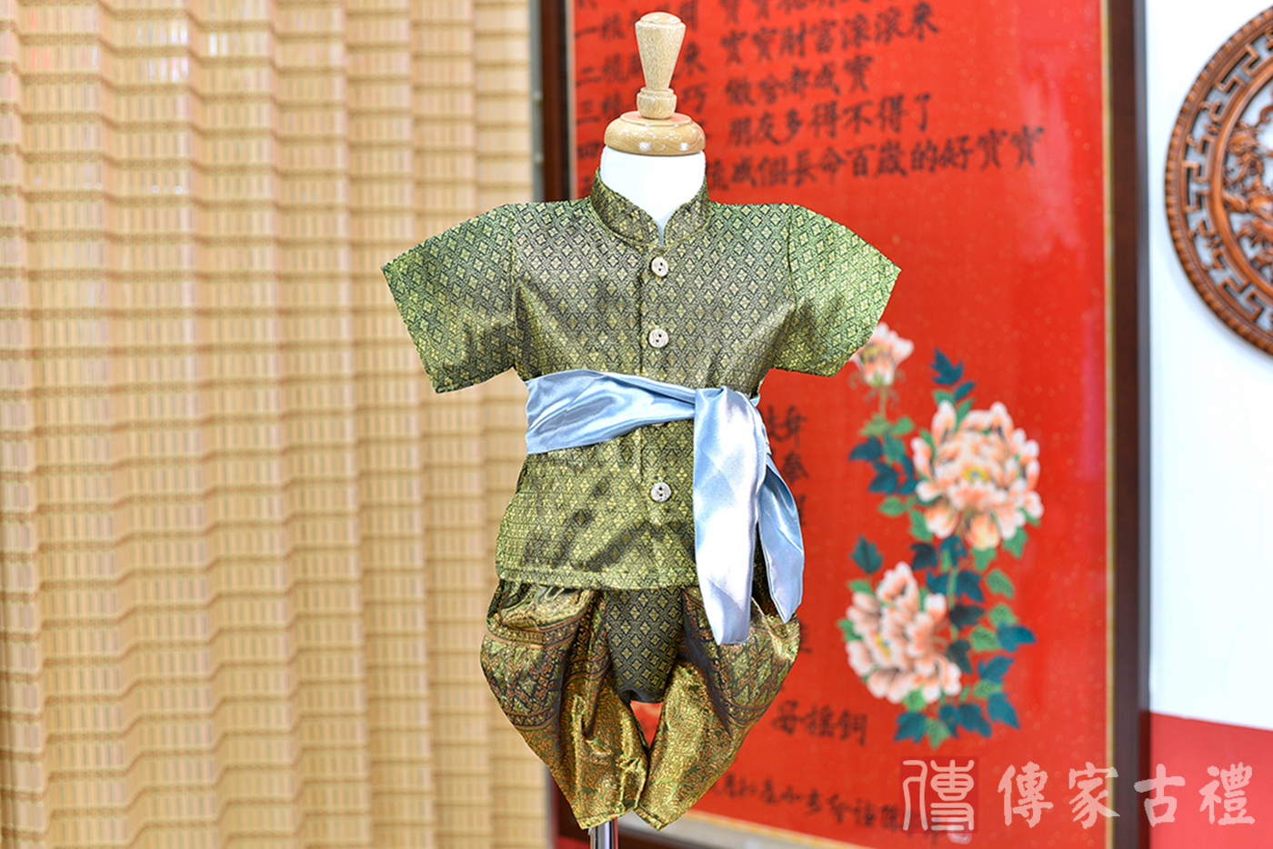 2024-02-24小孩皇室泰服古裝禮服。橄欖綠泰國傳統圖騰織紋的上衣搭配相同圖騰褲裝的泰式古裝禮服。照片集