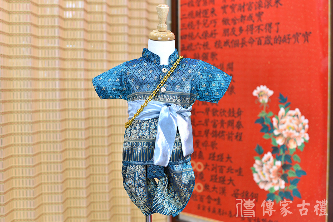 2024-02-24小孩皇室泰服古裝禮服。天藍色金色泰國傳統花紋的上衣搭配深藍色泰織褲裝的泰式古裝禮服。照片集