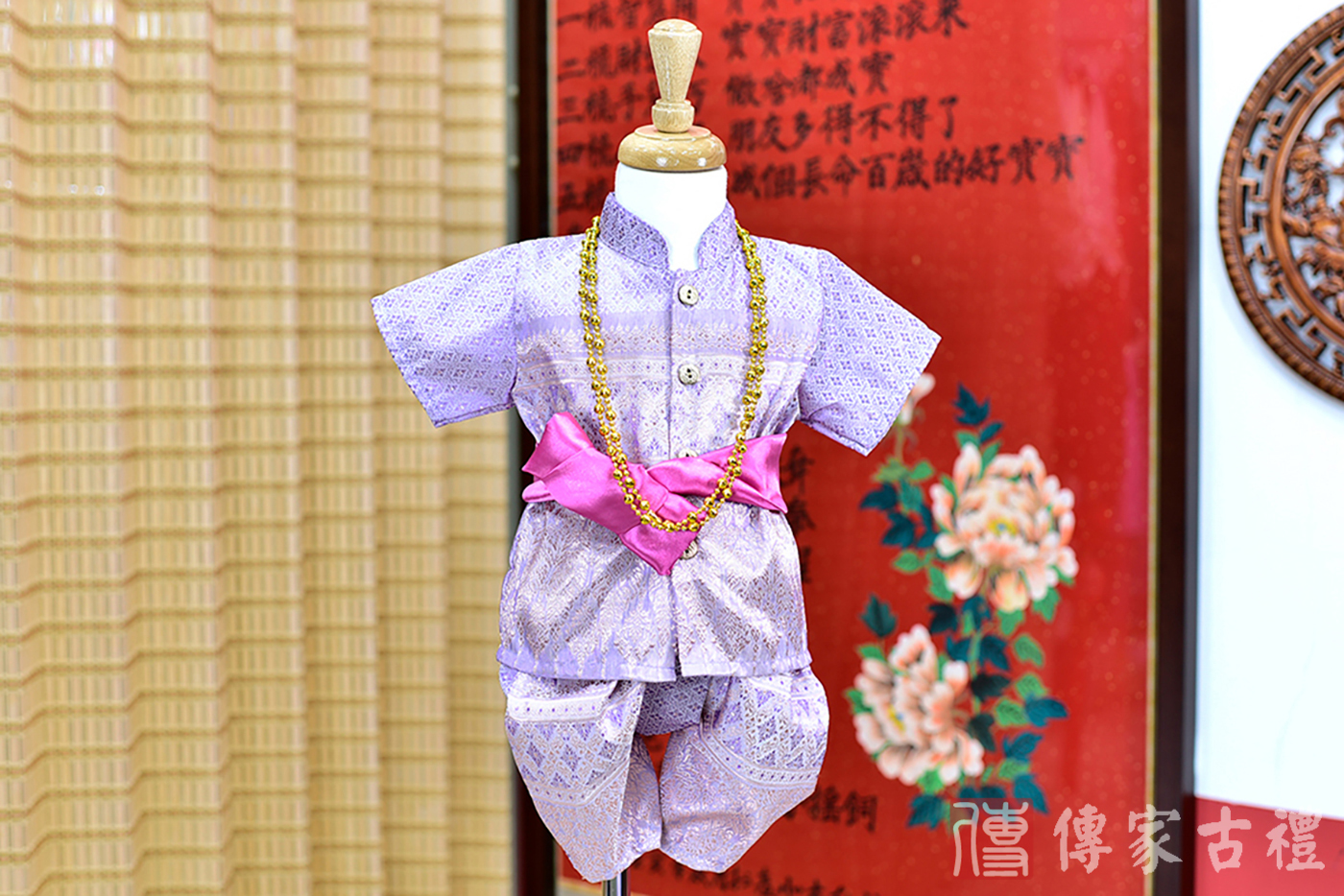 2024-02-24小孩皇室泰服古裝禮服。淡紫色細緻花紋的上衣搭配同色系的褲裝的泰式古裝禮服。照片集