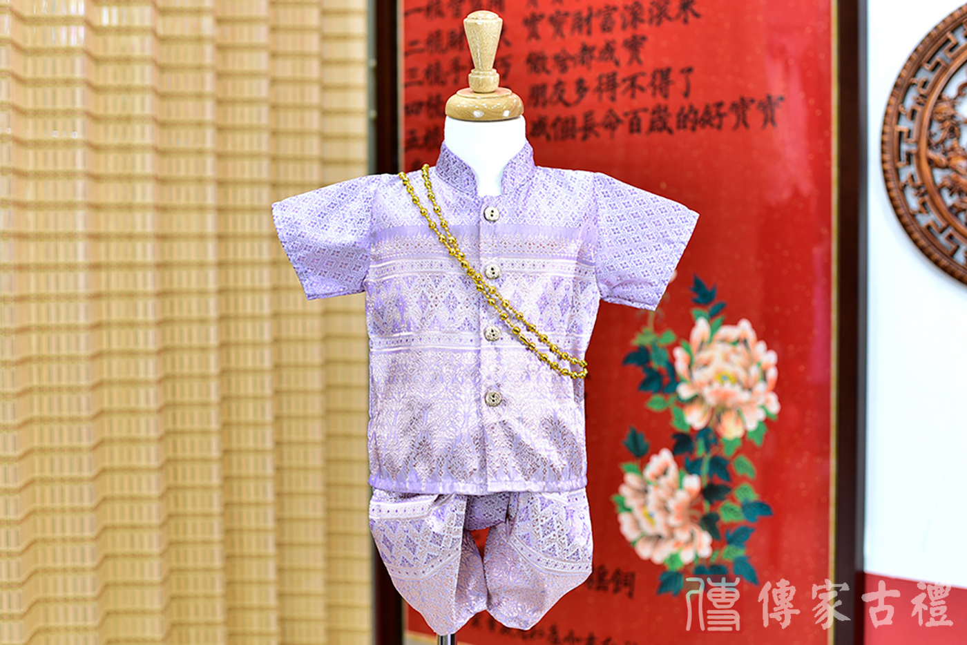 2024-02-25小孩皇室泰服古裝禮服。淡紫色蕾絲細工的上衣搭配相同色調與圖樣的褲裝的泰式古裝禮服。照片集