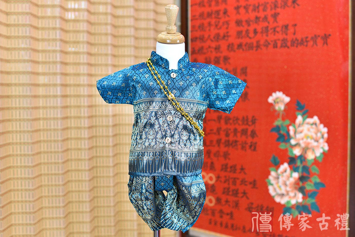 2024-02-25小孩皇室泰服古裝禮服。蔚藍色織花圖案的上衣搭配深藍色花紋泰絲褲裝的泰式古裝禮服。照片集