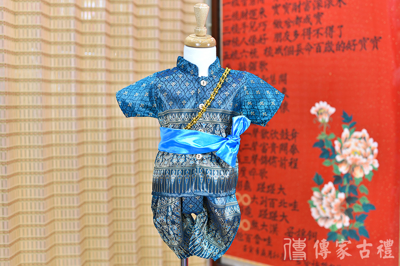 2024-02-25小孩皇室泰服古裝禮服。湛藍色絲綢質感的上衣搭配複雜圖騰印花的藍灰色褲裝的泰式古裝禮服。照片集