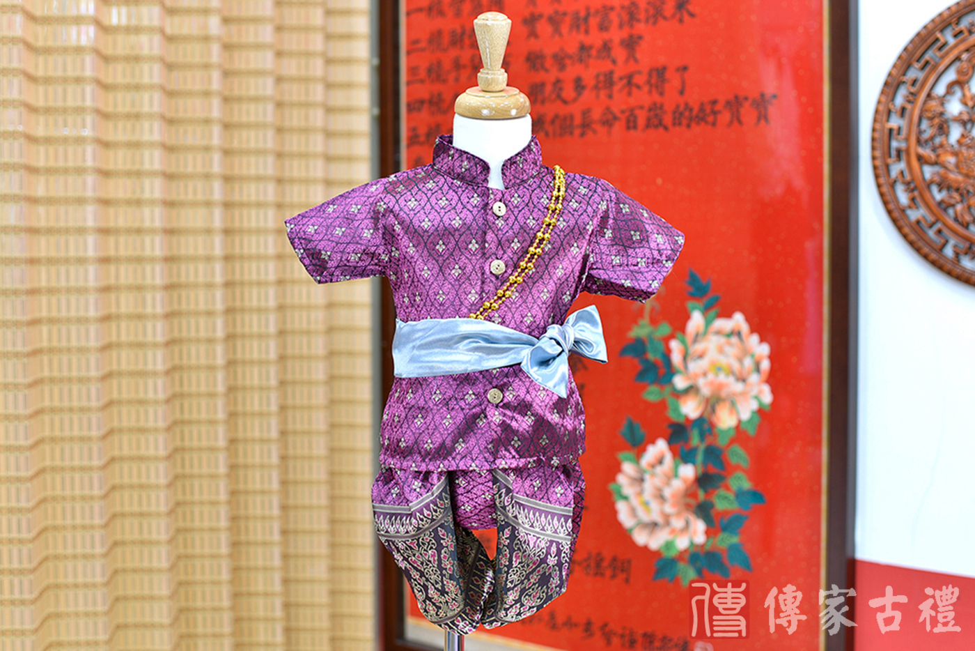2024-02-25小孩皇室泰服古裝禮服。紫羅蘭色織紋絲綢的上衣搭配精緻花紋的紫色褲裝的泰式古裝禮服。照片集