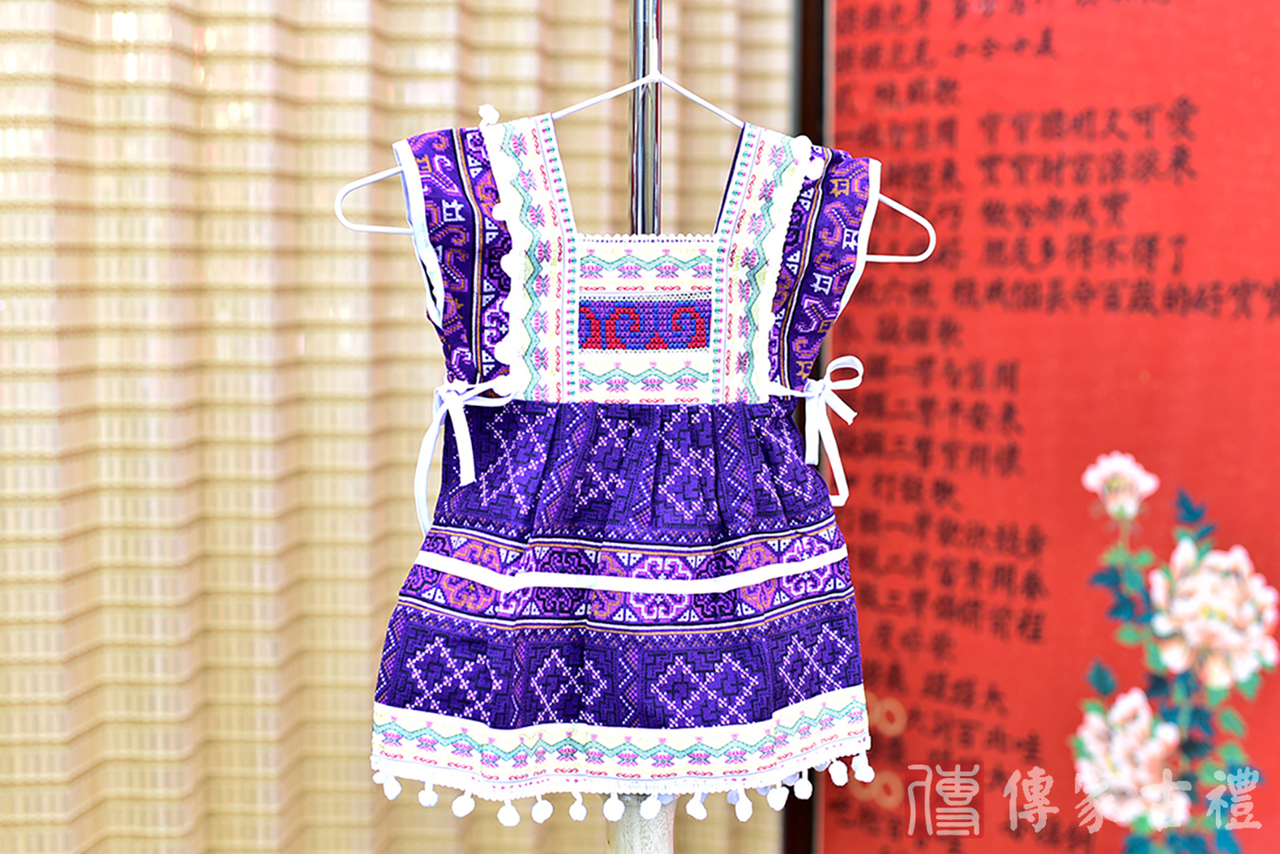 2024-02-25小孩傳統泰服古裝禮服。深邃紫羅蘭色的上衣搭配複雜圖騰裙裝的泰式古裝禮服。照片集