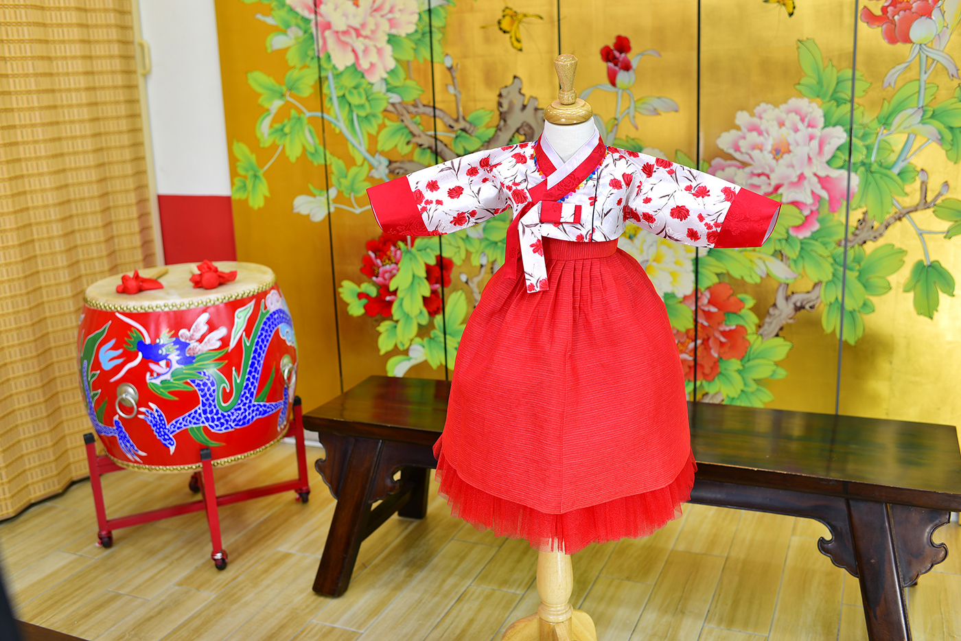 2023-10-25小孩宮廷韓服禮服照。氣質款式 正色系鮮紅小花的傳統韓服配色照片集