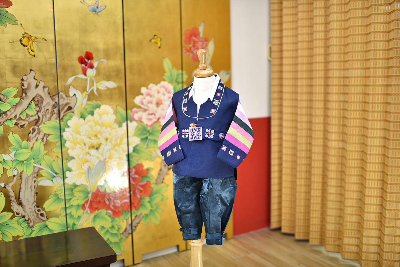 2023-11-26小孩宮廷韓服禮服照。貴氣款 寶石藍緞面上衣與天青石色壓紋褲裝的貴族新式韓服配色照片集