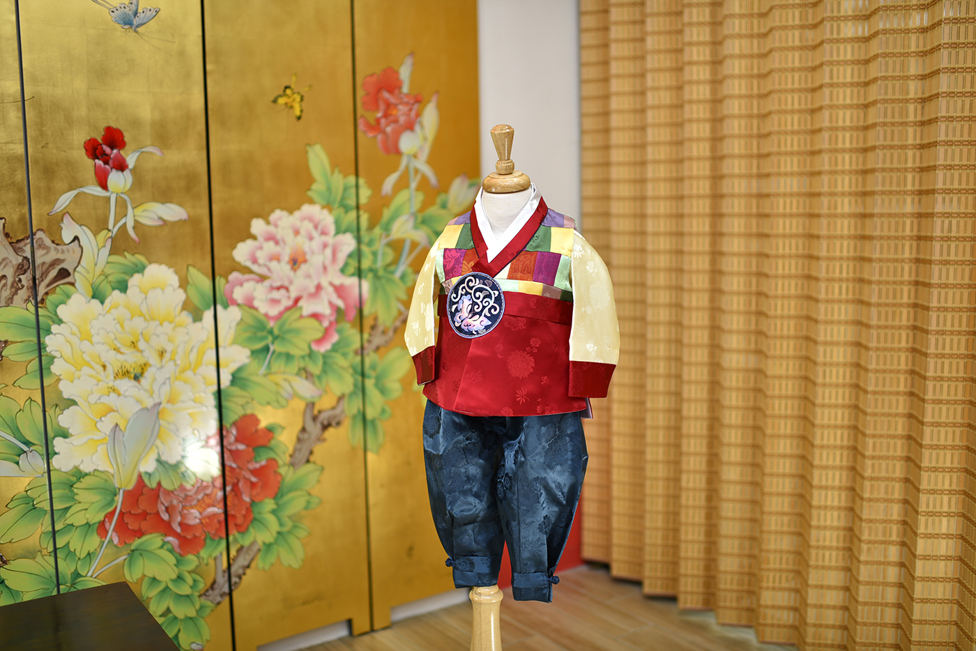 2023-11-27小孩宮廷韓服禮服照。貴氣款 正品紅上衣多彩拼接與天青石色壓紋褲裝的貴族新式韓服配色照片集