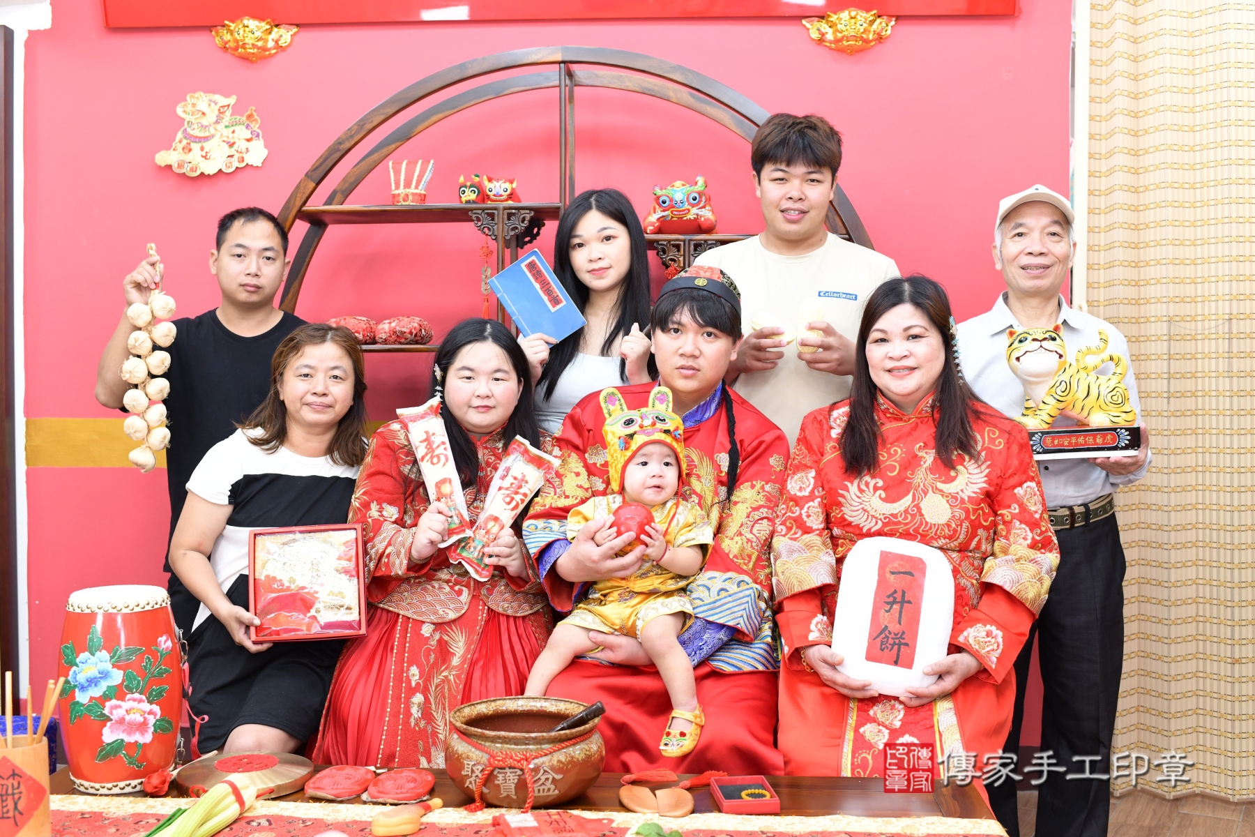 2025-11-27星星寶貝抓周，成人與小孩古裝禮服照。地點：傳家「新北店」古禮會場照片集