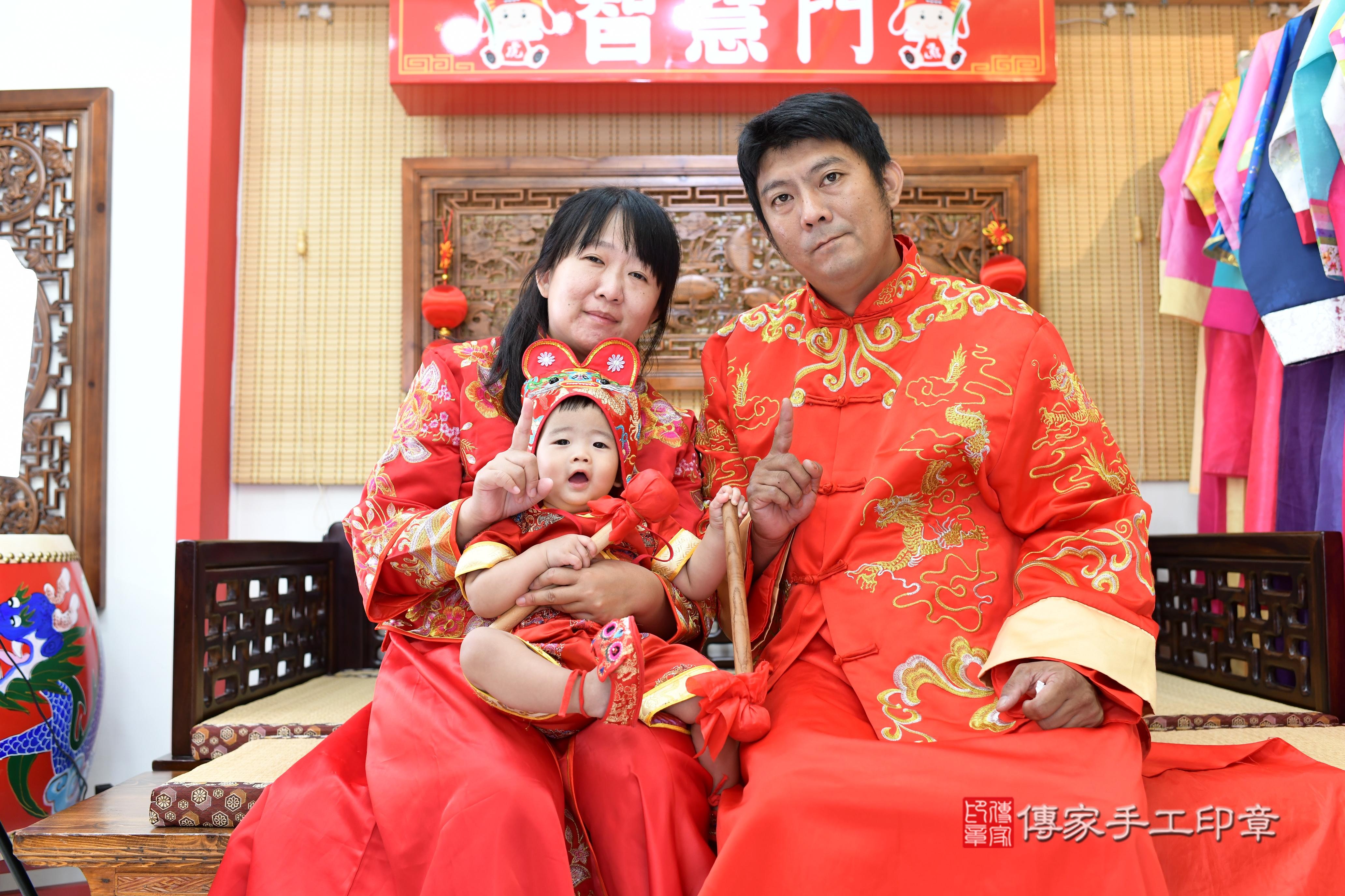 2025-09-27哲哲寶貝抓周,成人與小孩古裝禮服照。地點:傳家「台南店」古禮會場照片集