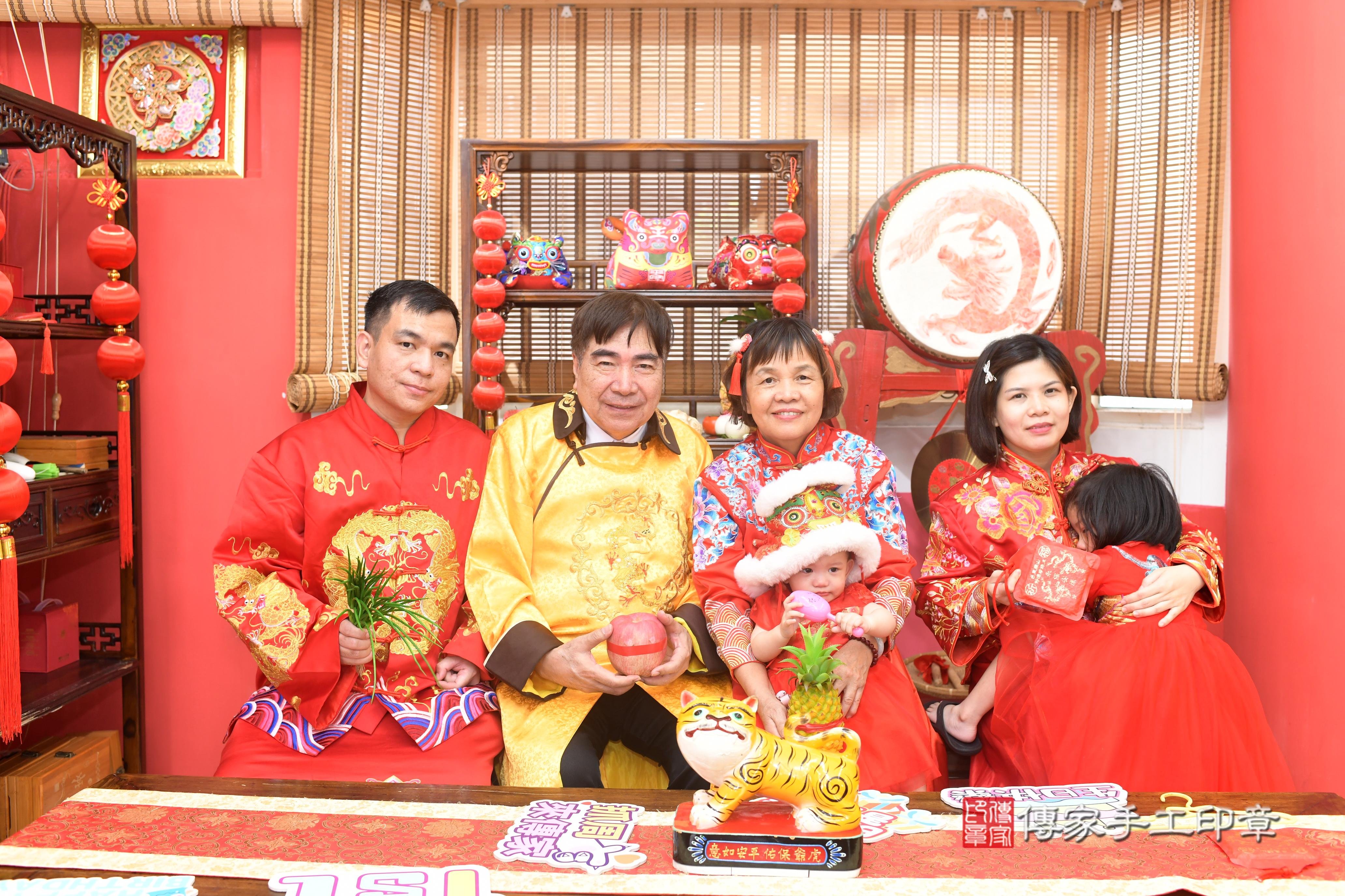 2025-09-27霏霏寶貝抓周,成人與小孩古裝禮服照。地點:傳家「高雄店」古禮會場照片集