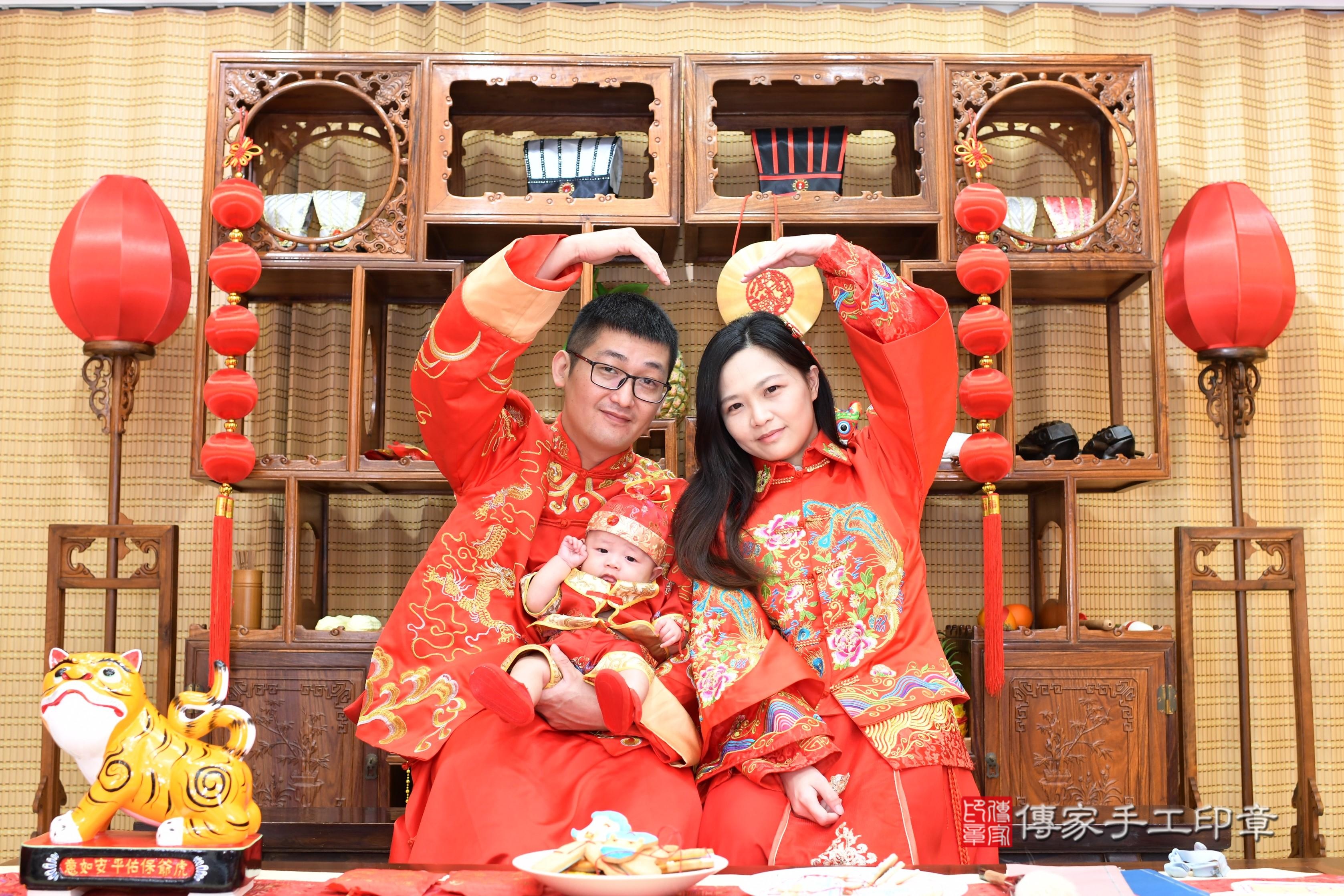 2025-06-27哲哲寶貝收涎,成人與小孩古裝禮服照。地點:傳家「台南店」古禮會場照片集