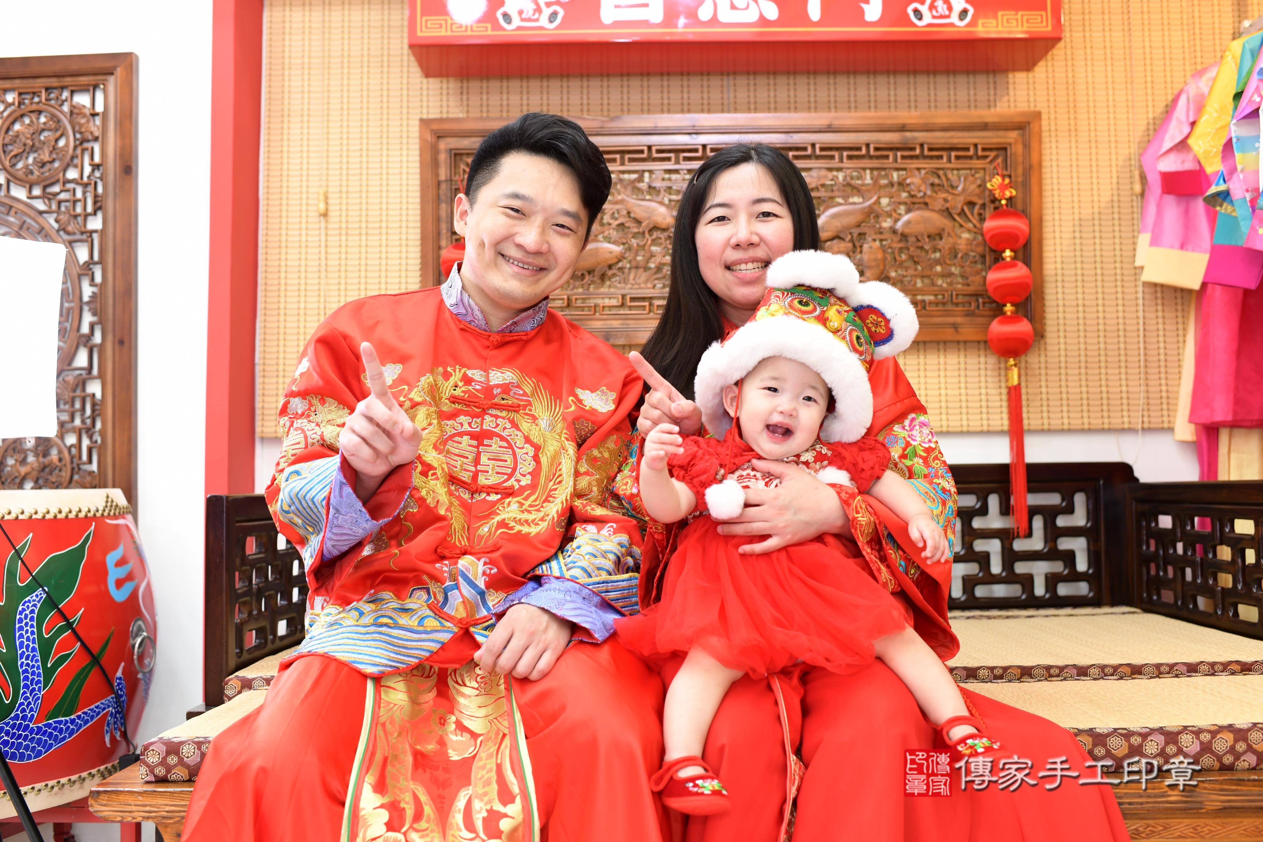 2025-06-27玥玥寶貝抓周,成人與小孩古裝禮服照。地點:傳家「台南店」古禮會場照片集