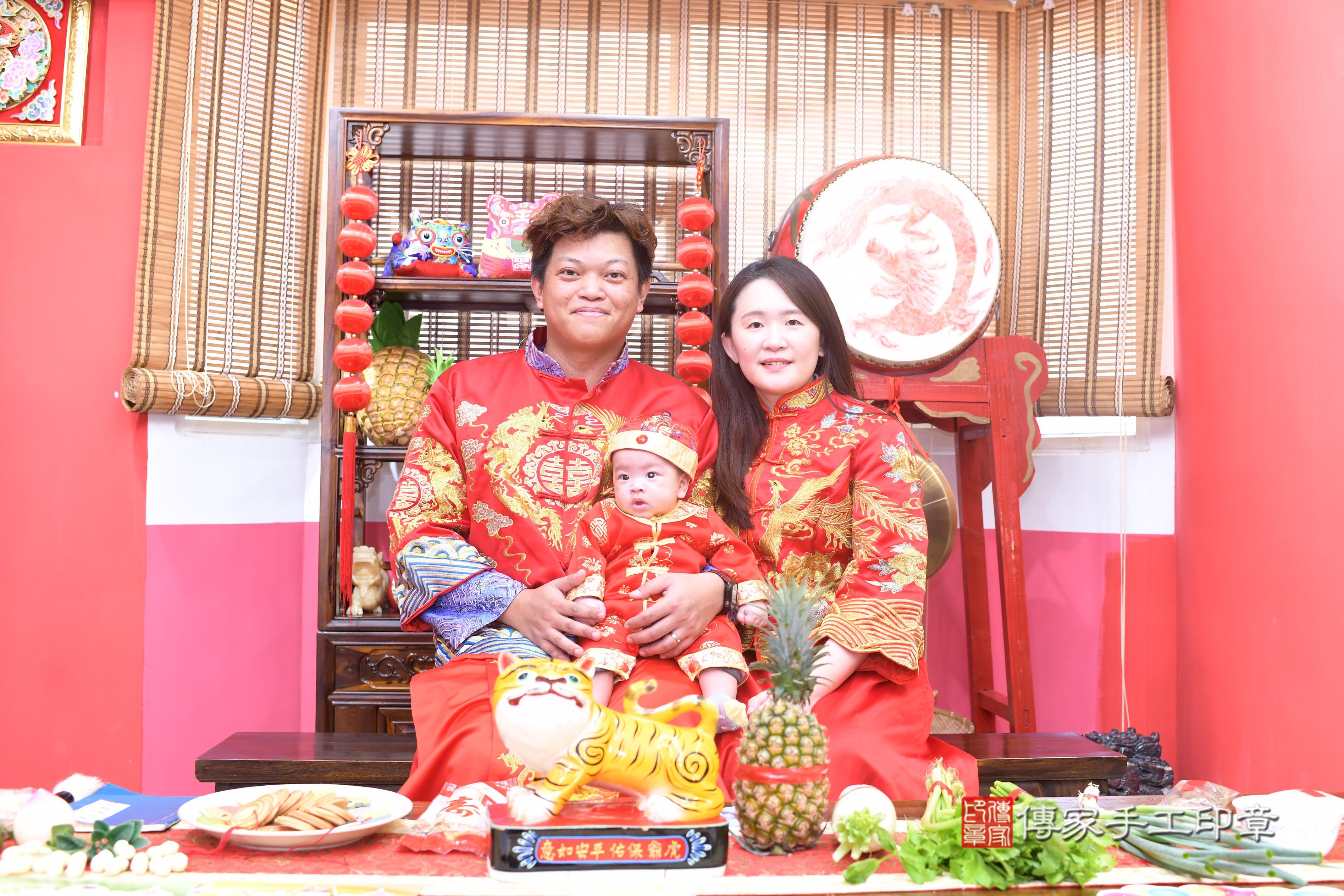 2025-06-27皓皓寶貝收涎,成人與小孩古裝禮服照。地點:傳家「高雄店」古禮會場照片集