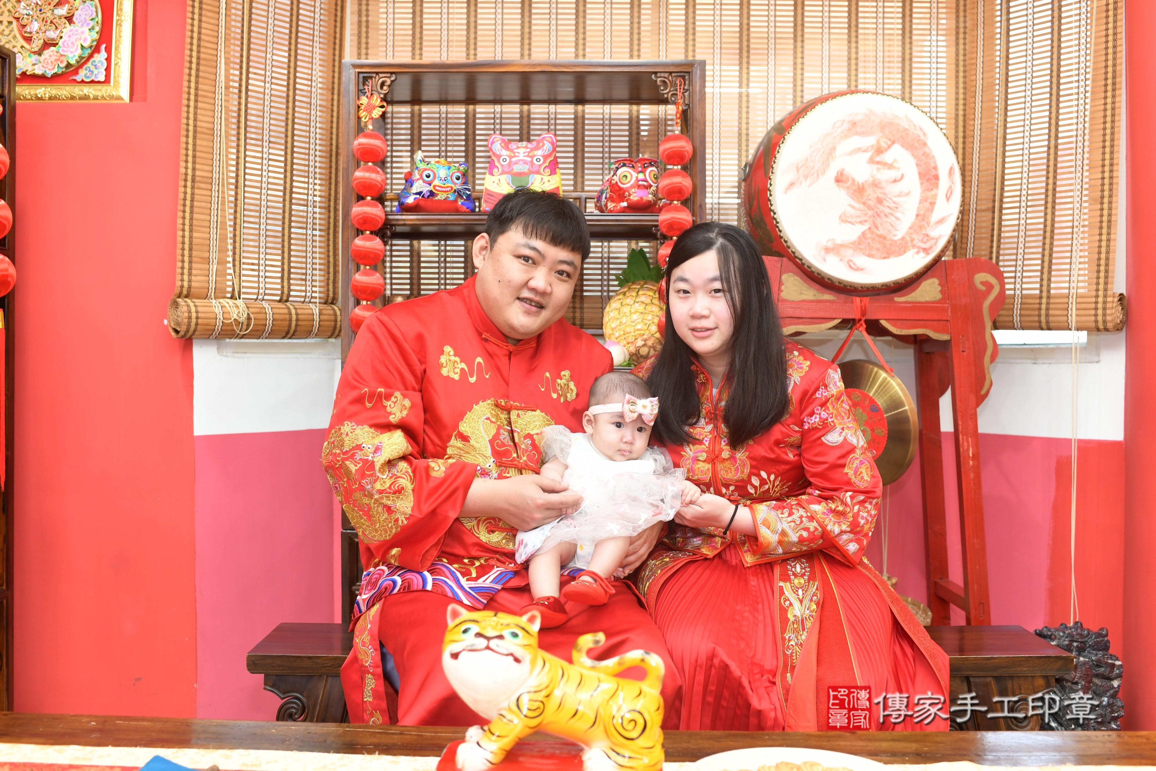 2025-06-27蓁蓁寶貝收涎,成人與小孩古裝禮服照。地點:傳家「高雄店」古禮會場照片集