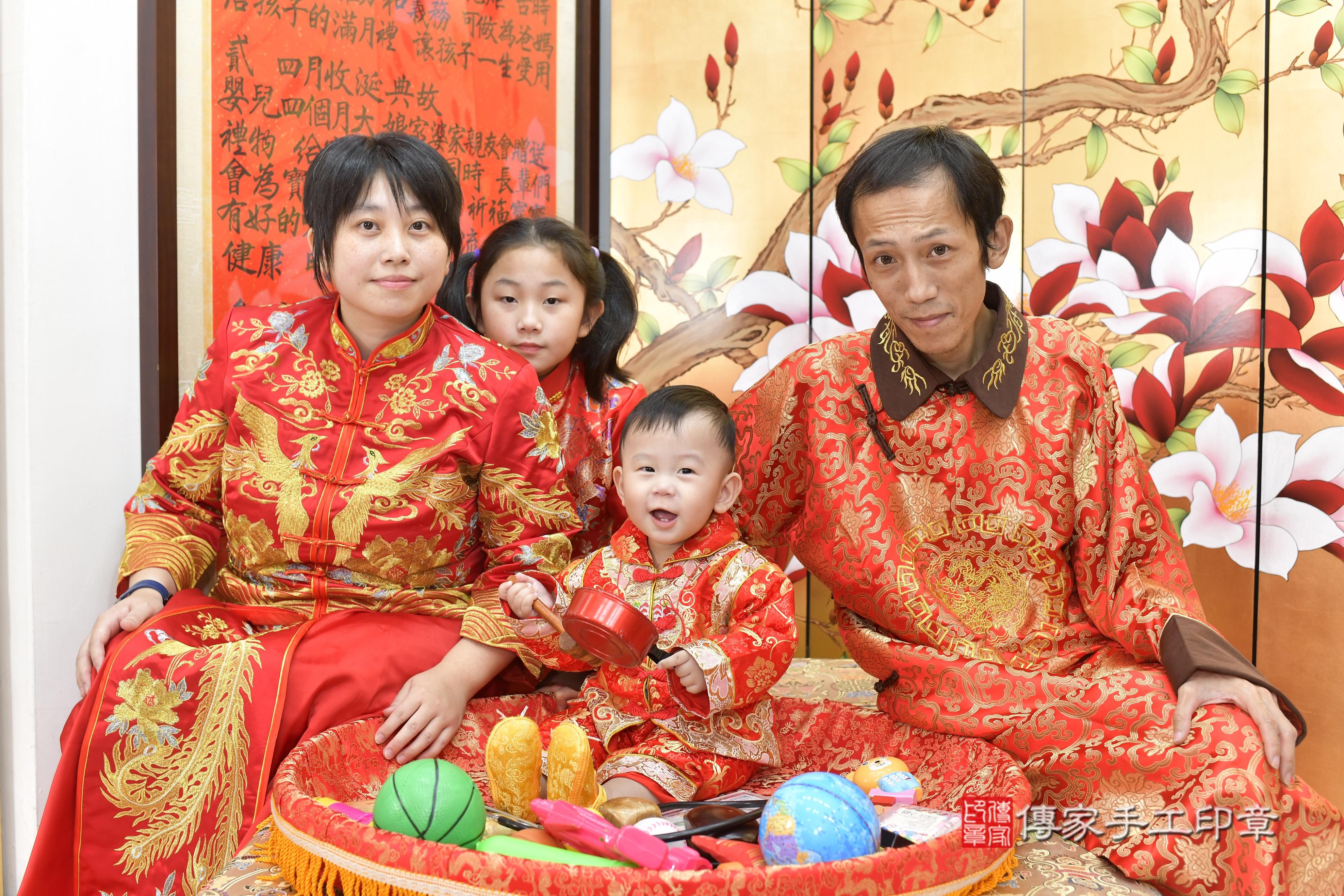 2025-09-28 玎玎寶貝抓周,成人與小孩古裝禮服照。地點:傳家「新竹店」古禮會場照片集