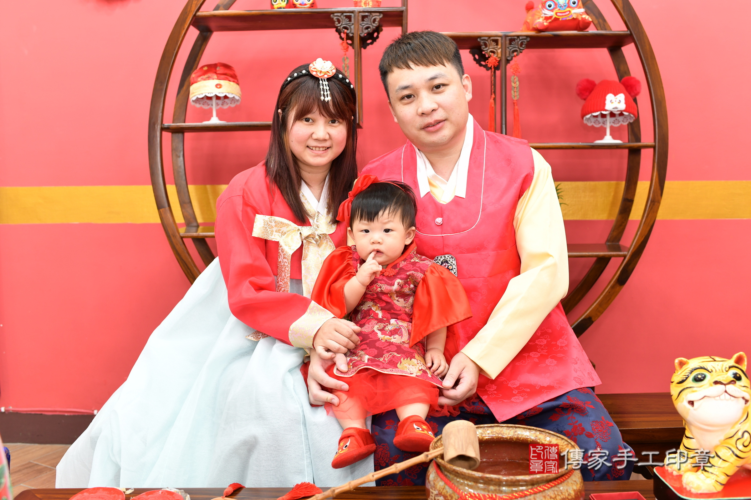 2025-06-01小頡寶寶抓周，成人與小孩古裝禮服照。地點：傳家「新北店」古禮會場照片集