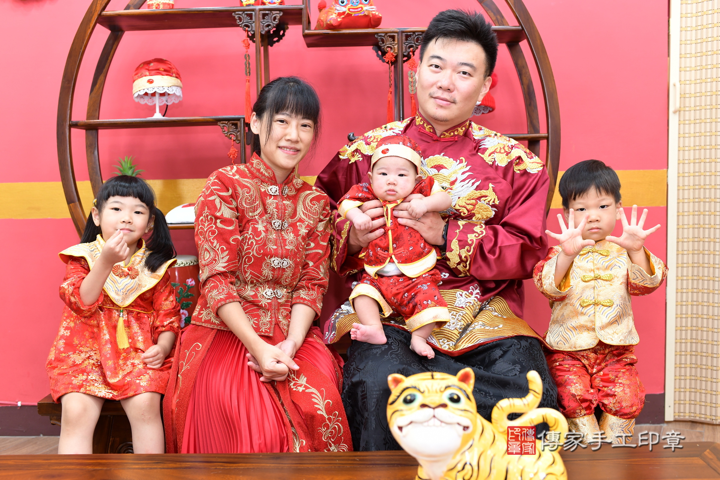 2025-06-23小辰寶寶收涎，成人與小孩古裝禮服照。地點：傳家「新北店」古禮會場照片集