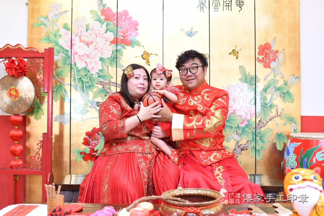 2025-12-30玥玥寶貝抓周，成人與小孩古裝禮服照。地點：傳家「台北店」古禮會場照片集