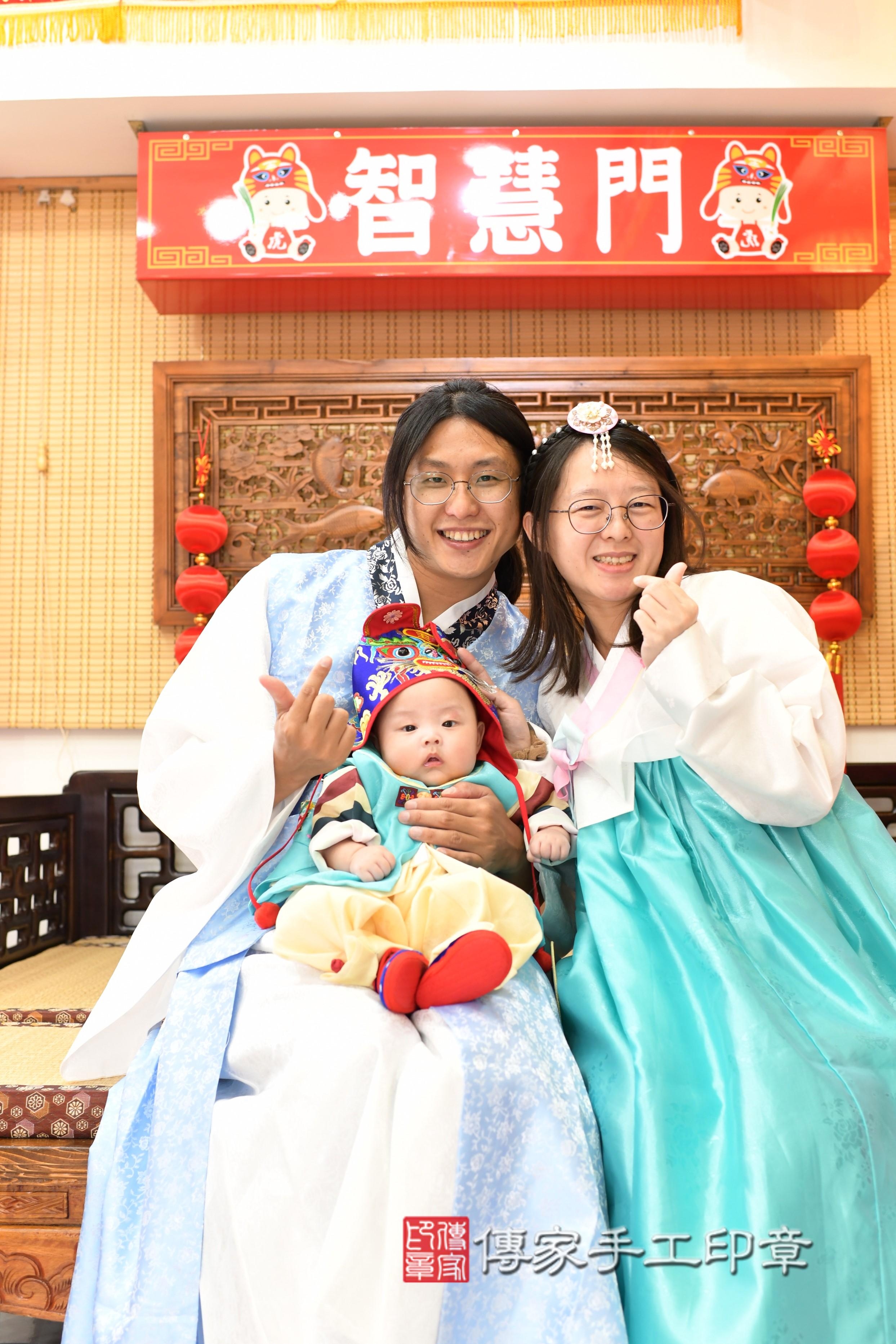 2025-07-30辰辰寶貝收涎,成人與小孩古裝禮服照。地點:傳家「台南店」古禮會場照片集