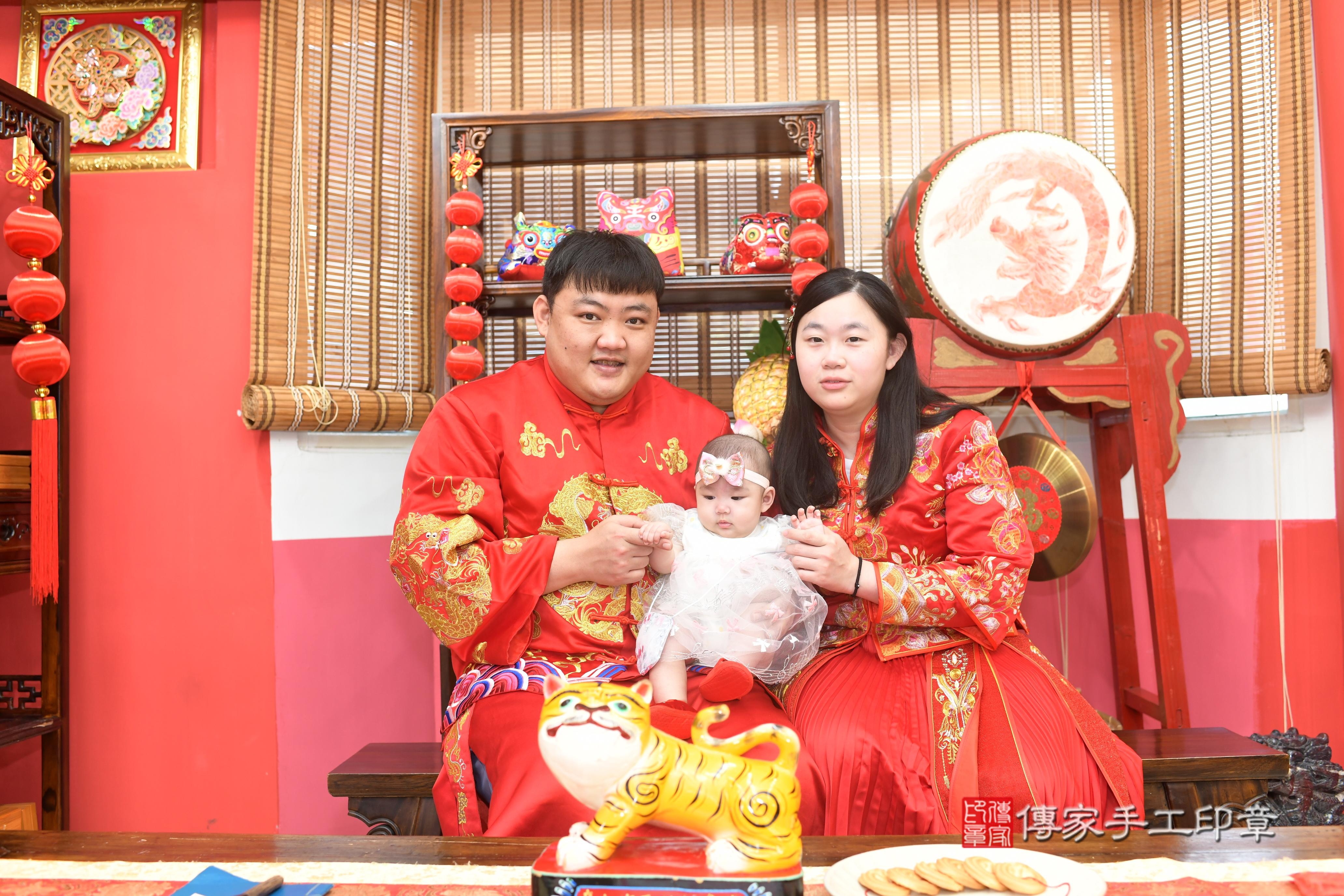 2025-07-30蓁蓁寶貝收涎,成人與小孩古裝禮服照。地點:傳家「高雄店」古禮會場照片集