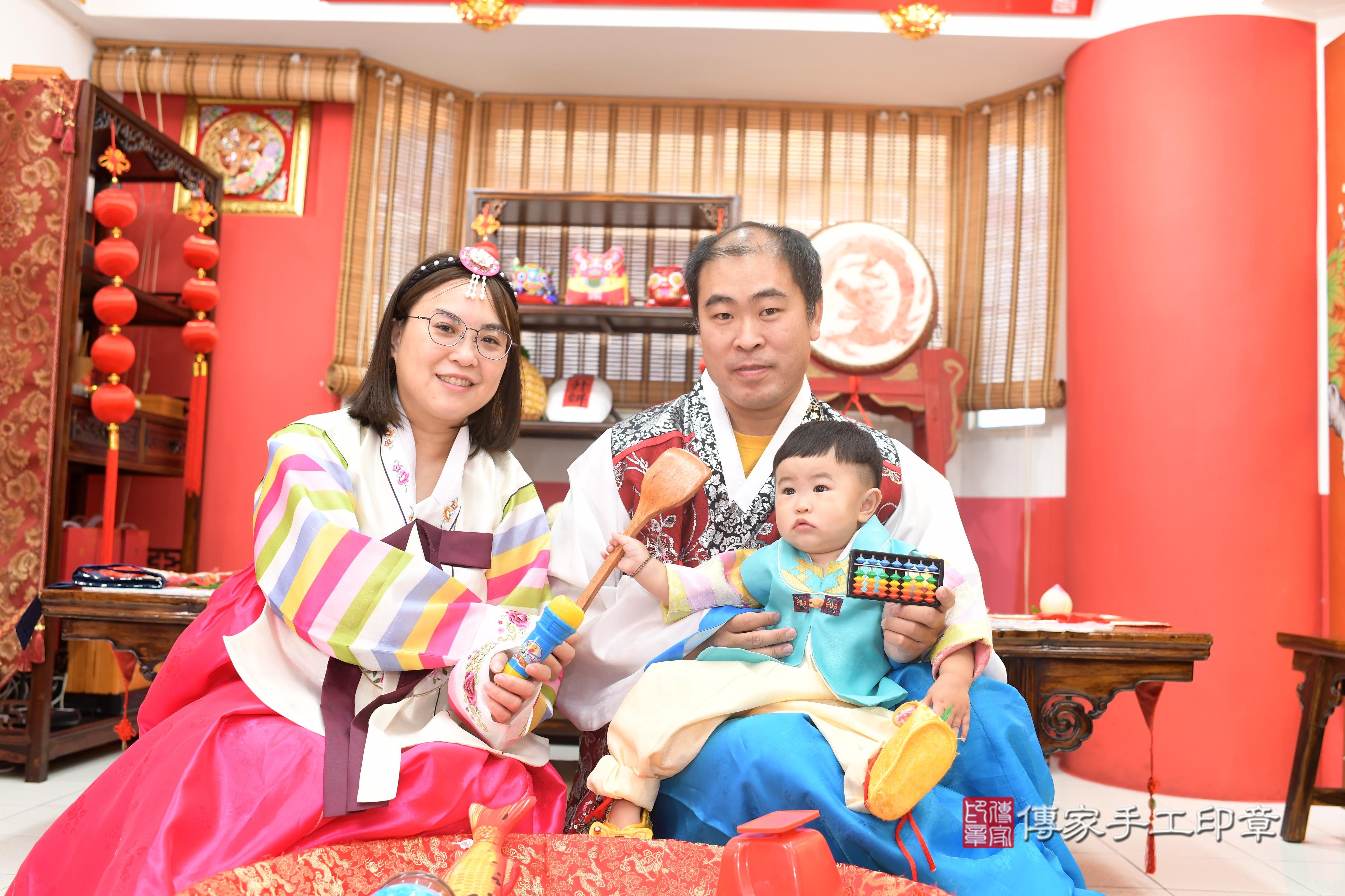 2025-07-30翔翔寶貝抓周,成人與小孩古裝禮服照。地點:傳家「高雄店」古禮會場照片集