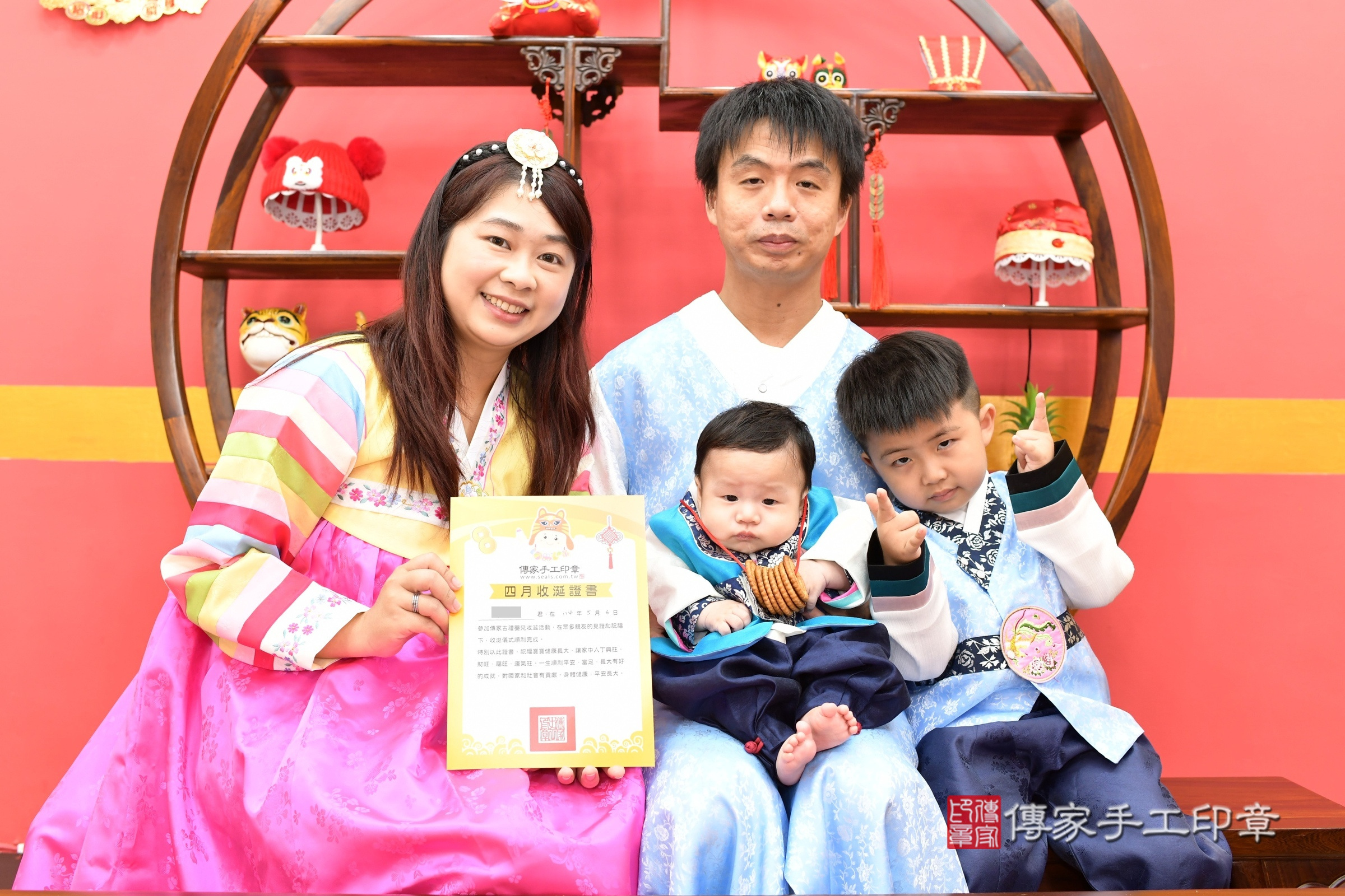 2025-05-11小誠寶寶收涎,成人與小孩古裝禮服照。地點:傳家「新北店」古禮會場照片集