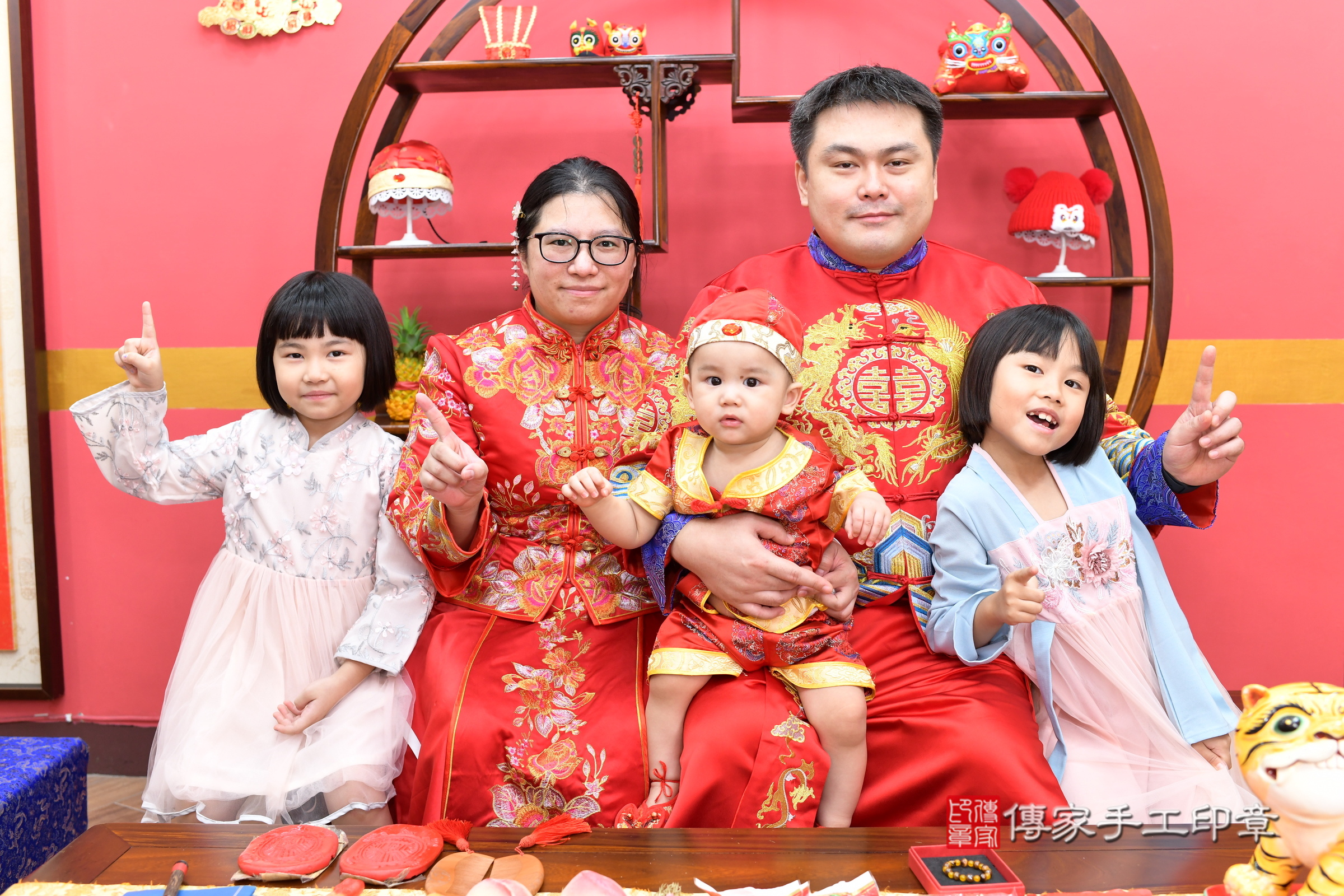 2025-07-30翰翰寶寶抓周，成人與小孩古裝禮服照。地點：傳家「新北店」古禮會場照片集