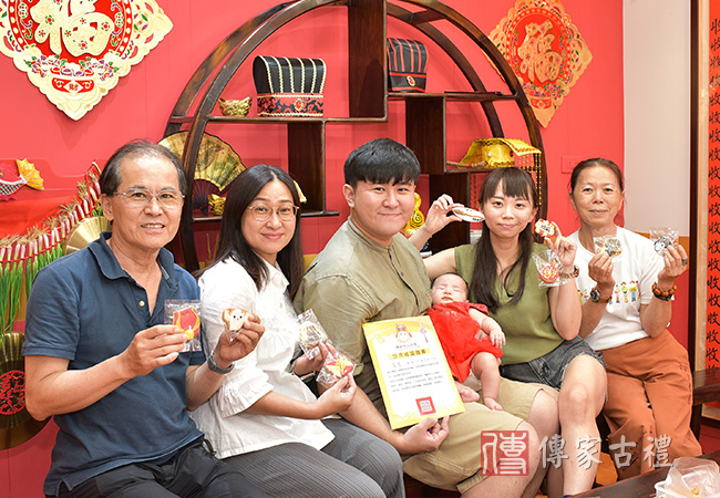 收涎古禮全家福合照
