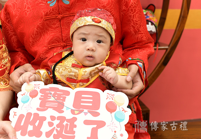 收涎的嬰兒特寫,以及全家福照5