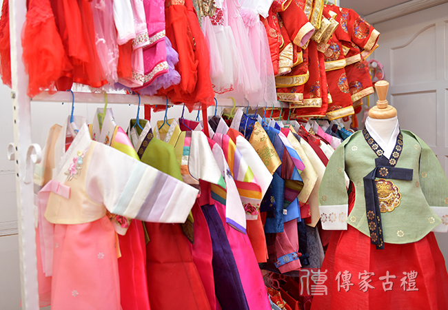 傳家古裝禮服，有很多給小寶貝穿的古裝禮服。包含：中式禮服、日式禮服、韓式禮服圖