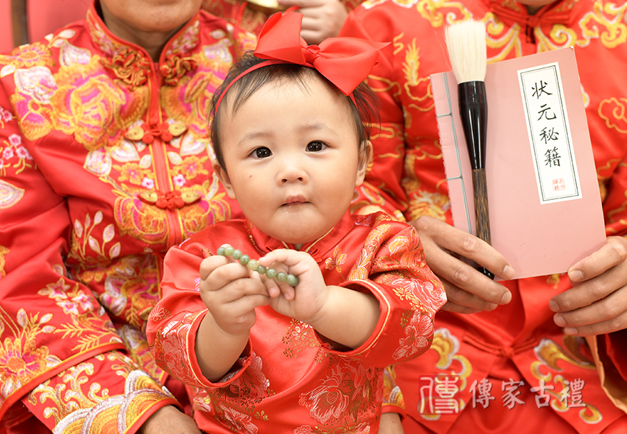 寶寶穿戴寶石手鍊，象徵富貴吉祥照