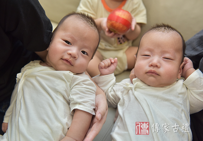 到府滿月剃頭拍照紀念，照片是可愛的雙寶胎小帥帥剃頭儀式過程合照