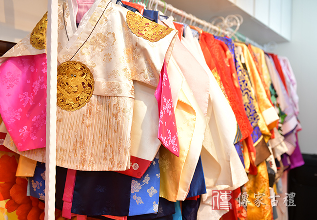 古禮會場有很多古裝禮服，包含日式禮服、韓式禮服、中式禮服圖